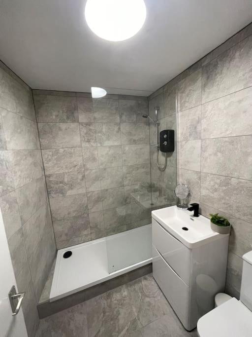Modern 2 Bedroom City Apartment Glasgow Exterior photo